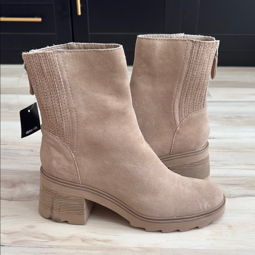 Dolce Vita Marty Chunky Sole Chelsea Boots Women’s Size 9 Taupe Suede NWOT